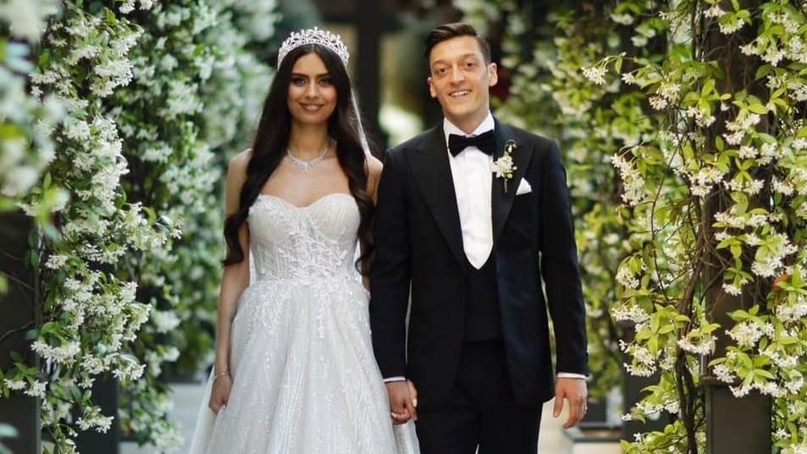 Mesut Ozil telah resmi menikah dengan Amine Gulse.