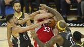 FOTO: Toronto Raptors Selangkah Lagi Juara NBA 2019 Toronto Raptors selangkah lagi juara NBA setelah menang di gim keempat final atas Golden State Warriors 105-92, Jumat (7/6), Raptors unggul agregat 3-1.