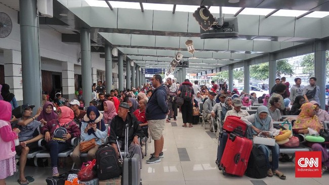 Sebanyak 23.102 penumpang tiba di Stasiun Senen, Jakarta Pusat, Sabtu (8/6). Sementara jumlah penumpang yang berangkat dari Stasiun Senen mencapai 26.071 orang.