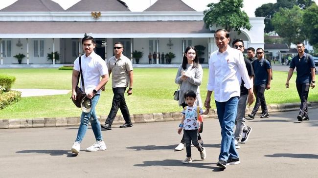 Jokowi dan keluarga menyusuri Jalan Malioboro, Yogyakarta selama sekitar 30 menit sebelum kembali ke Gedung Agung untuk beristirahat.