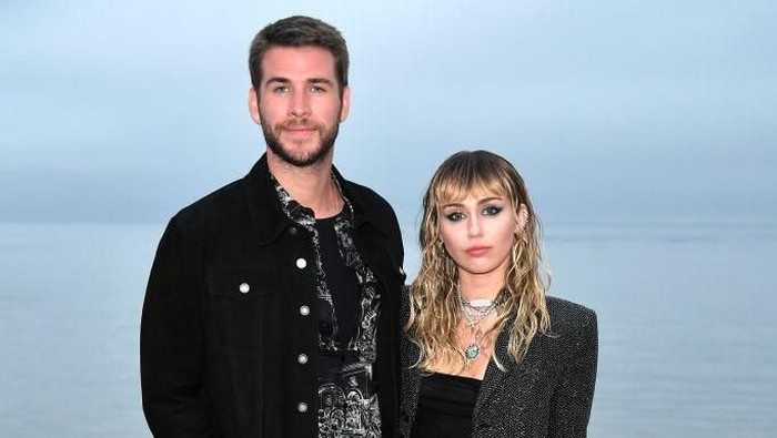 MALIBU, CALIFORNIA - JUNE 06: (L-R) Liam Hemsworth and Miley Cyrus attend the Saint Laurent Mens Spring Summer 20 Show Photo Call on June 06, 2019 in Malibu, California. (Photo by Neilson Barnard/Getty Images)