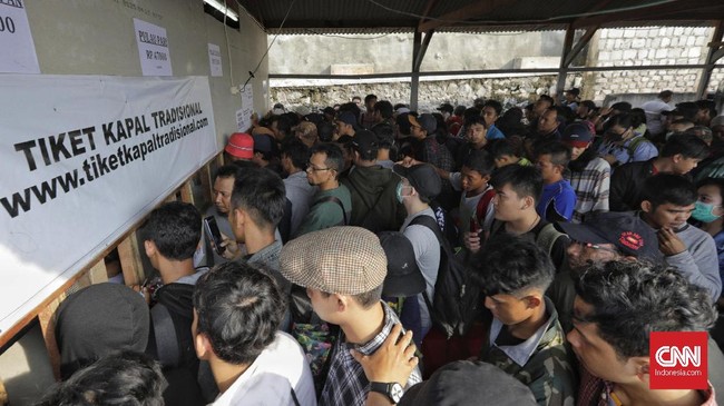 Ratusan warga memanfaatkan liburan mereka dengan mengunjungi Kepulauan Seribu.