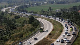 Bus Kecil dari Arah Jakarta Dominasi Gerbang Tol Palimanan
