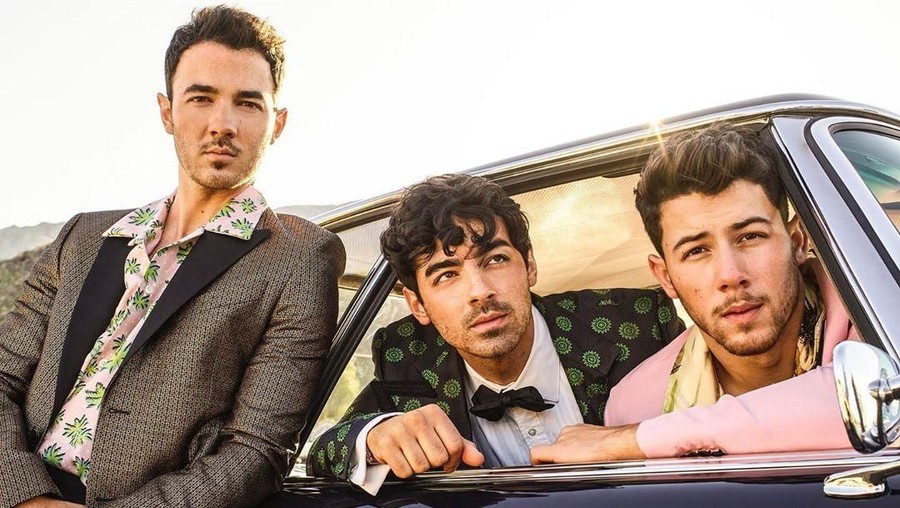 Jonas Brother Persembahkan Lagu untuk Istri di Album Happiness Begins Ketiga anggota Jonas Brother persembahkan lagu untuk istri mereka dalam album Happiness Begins.