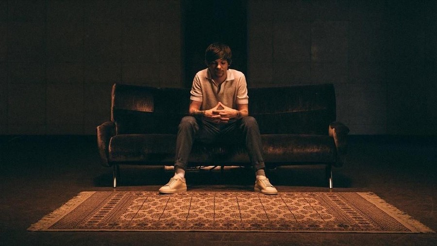 Louis Tomilson rilis video klip dan lagu Two of Us yang dipersembahkan untuk Ibunya.
