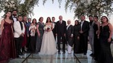 FOTO: Oezil Menikah Setelah Idul Fitri Didampingi Erdogan Mesut Oezil memilih melangsungkan pernikahan dengan Amina Gulse berdekatan dengan hari baik umat muslim yaitu setelah Idul Fitri 1440 hijriah.