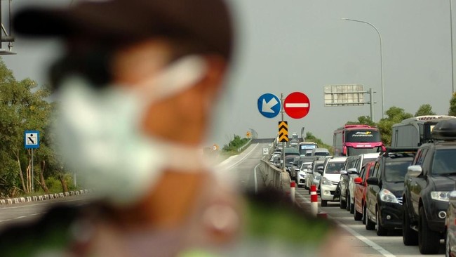 Untuk memecah kepadatan arus kendaraan menuju ke Jawa Tengah, diberlakukan sistem one way di Tol Trans Jawa.