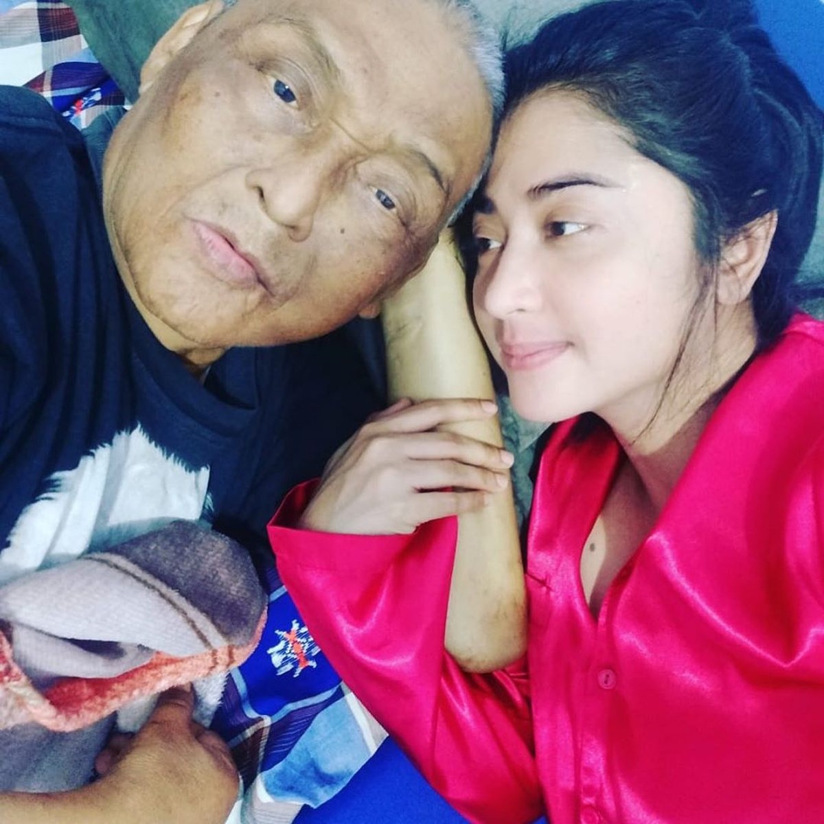 Ayah Dewi Perssik&comma; Mochammad Aidil meninggal dunia pada Minggu &lpar;9&sol;6&rpar;&period; Semasa hidup sang ayah&comma; Dewi Perssik setia mendampingi&period; Begini 6 potret kedekatan mereka&period;