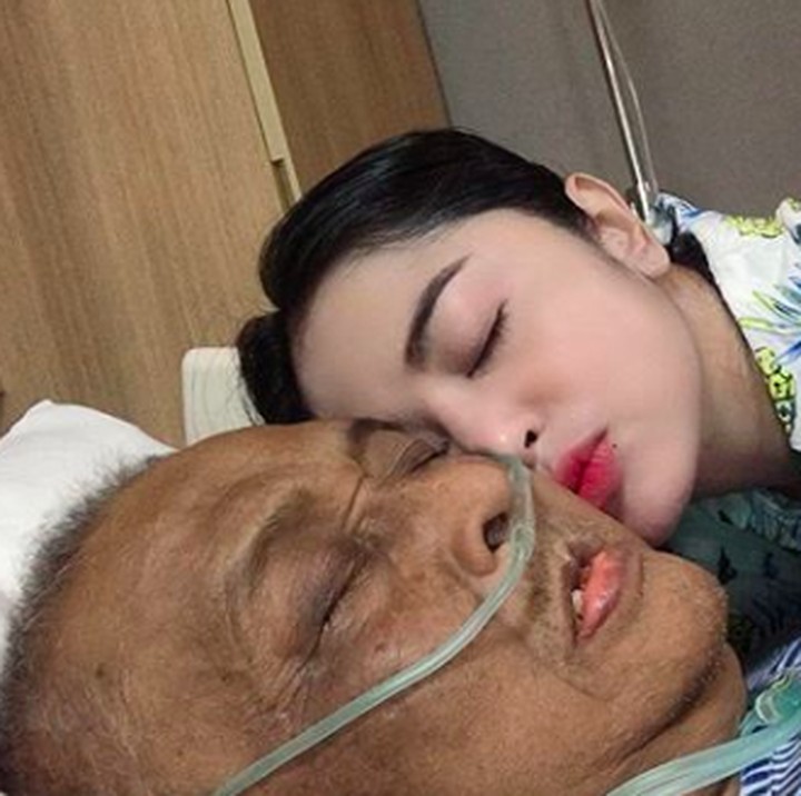 Lewat Instagram, Dewi menceritakan kalau sang ayah sempat tak sadarkan diri selama beberapa hari sebelum menghembuskan nafas terakhir. (Foto: Instagram @dewiperssikreal)