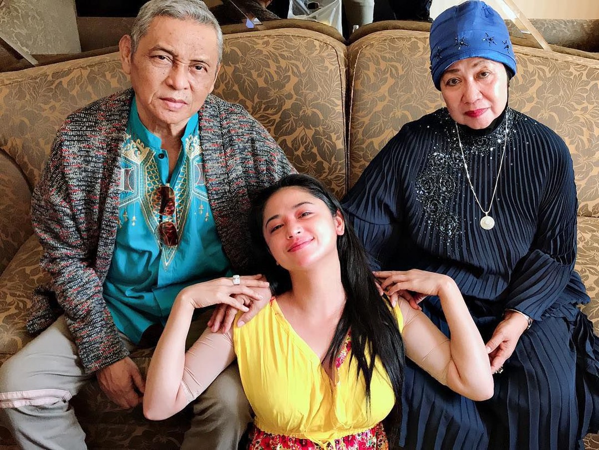 Ayah Dewi Perssik&comma; Mochammad Aidil meninggal dunia pada Minggu &lpar;9&sol;6&rpar;&period; Semasa hidup sang ayah&comma; Dewi Perssik setia mendampingi&period; Begini 6 potret kedekatan mereka&period;