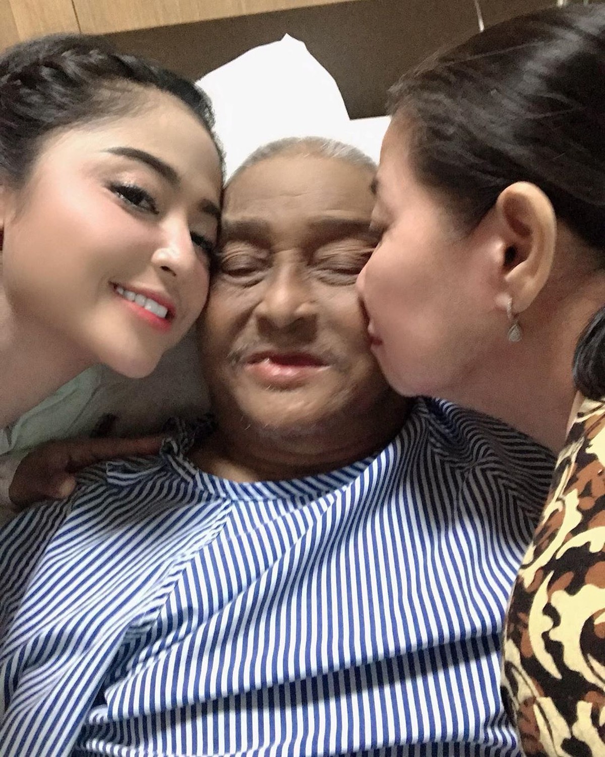 Ayah Dewi Perssik&comma; Mochammad Aidil meninggal dunia pada Minggu &lpar;9&sol;6&rpar;&period; Semasa hidup sang ayah&comma; Dewi Perssik setia mendampingi&period; Begini 6 potret kedekatan mereka&period;