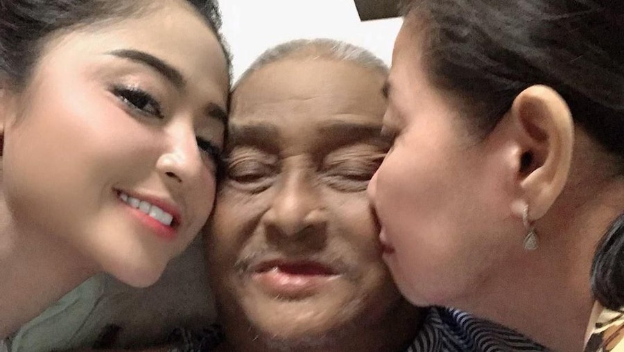 Ayah Dewi Perssik Meninggal Dunia Ayah Dewi Perssik sempat tak sadarkan diri.