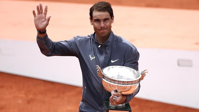 Petenis asal Spanyol Rafael Nadal menjadi juara Prancis Terbuka 2019 usai mengalahkan Dominic Thiem 6-3, 7-5, 6-1, 6-1 di Stadion Roland Garros, Minggu (9/6).