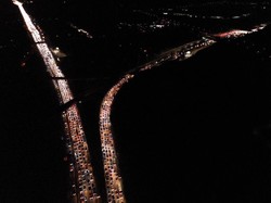 Padatnya Arus Balik Tol Japek Dipicu Penumpukan Kendaraan di Rest Area