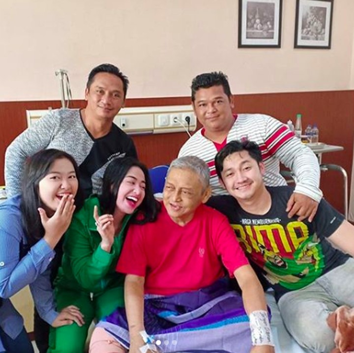 Bergantian menjaga ayahnya saat di rumah sakit. Foto bersama suami, kedua kakak laki-laki dan ponakannya. (Foto: Instagram @dewiperssikreal)