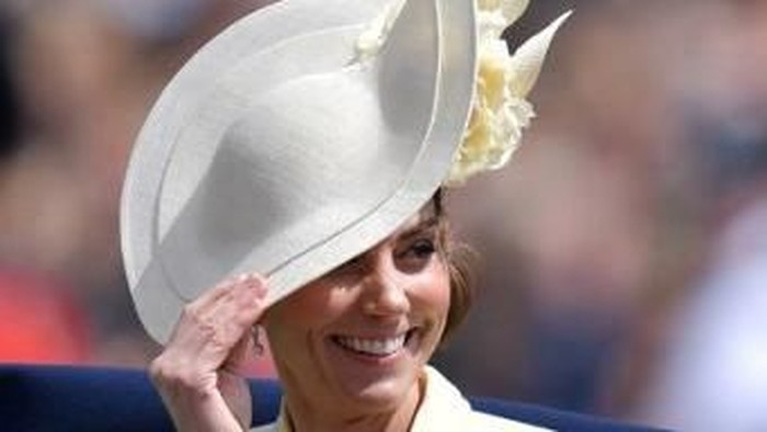 Britain's Catherine, Duchess of Cambridge (R) smiles as she chats to Britain's Meghan, Duchess of Sussex as they return to Buckingham Palace after the Queen's Birthday Parade, 'Trooping the Colour', in London on June 8, 2019. - The ceremony of Trooping the Colour is believed to have first been performed during the reign of King Charles II. Since 1748, the Trooping of the Colour has marked the official birthday of the British Sovereign. Over 1400 parading soldiers, almost 300 horses and 400 musicians take part in the event. (Photo by Daniel LEAL-OLIVAS / AFP)