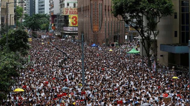Di Balik Protes RUU Ekstradisi, Aksi Terbesar Hong Kong Kekhawatiran akan kekang China membuat Hong Kong menggelar salah satu demonstrasi terbesar untuk menolak RUU ekstradisi yang berakhir ricuh pada Senin (10/6).