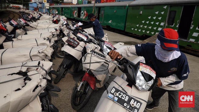 Pemerintah ingin menekan jumlah pemudik yang mengendarai sepeda motor, sehingga dikeluarkan kebijakan penggratisan angkut kendaraan jika pemudik naik kereta.