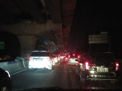 Perbaikan Sambungan Jembatan Selesai, Tol Cikampek Layang Macet 2 Km