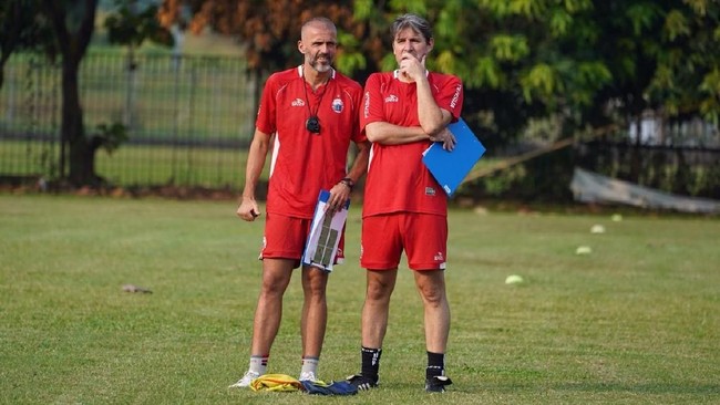 Mantan pelatih Timnas Indonesia Luis Milla mendukung keputusan mantan asistennya, Julio Banuelos dan Eduardo Perez, yang kini melatih Persija Jakarta.