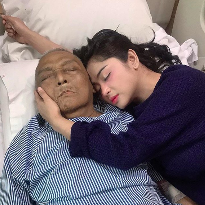 Sebagai anak bungsu, Dewi sangat sayang pada almarhum ayahnya. Sebelum meninggal Dewi setia menemani almarhum Aidil saat di rumah sakit. (Foto: Instagram @dewiperssikreal)