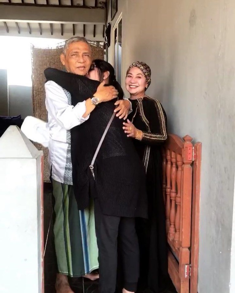 Ayah Dewi Perssik, Mochammad Aidil meninggal dunia pada Minggu (9/6). Semasa hidup sang ayah, Dewi Perssik setia mendampingi. Begini 6 potret kedekatan mereka.