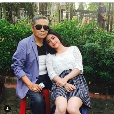 6 Potret Kenangan Dewi Perssik dan Ayahanda
