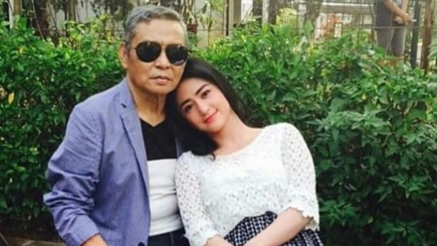 Dewi Perssik Belajar Ketegaran dari Sosok Ayah Dewi Perssik belajar untuk tetap tegar dalam menghadapi kehidupan dari sosok sang Ayah.