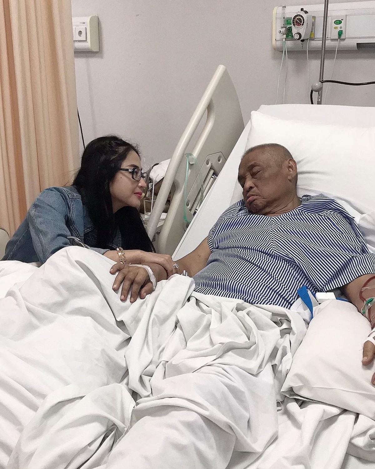 Ayah Dewi Perssik&comma; Mochammad Aidil meninggal dunia pada Minggu &lpar;9&sol;6&rpar;&period; Semasa hidup sang ayah&comma; Dewi Perssik setia mendampingi&period; Begini 6 potret kedekatan mereka&period;