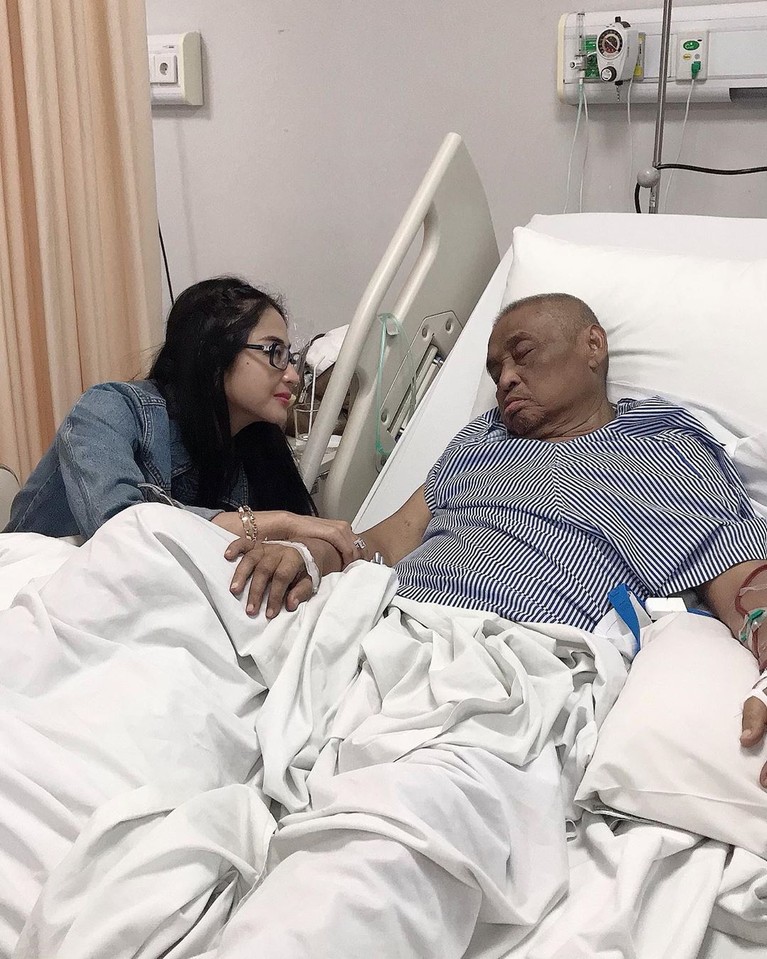 6 Potret Kenangan Dewi Perssik dan Ayahanda Ayah Dewi Perssik, Mochammad Aidil meninggal dunia pada Minggu (9/6). Semasa hidup sang ayah, Dewi Perssik setia mendampingi. Begini 6 potret kedekatan mereka.