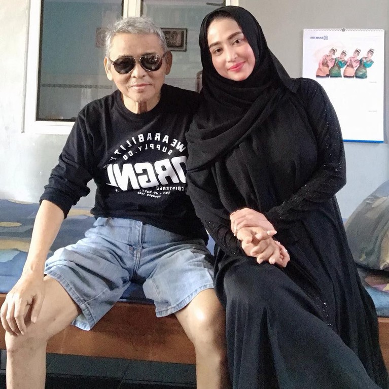 Ayah Dewi Perssik, Mochammad Aidil meninggal dunia pada Minggu (9/6). Semasa hidup sang ayah, Dewi Perssik setia mendampingi. Begini 6 potret kedekatan mereka.