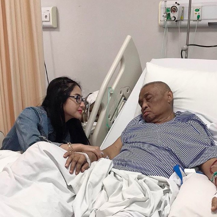 Dewi juga sempat bercerita kalau sang ayah bisa tidur tenang setelah ditunggu olehnya. Kini, semua tinggal kenangan. Selamat jalan Mochammad Aidil, semoga Dewi dan keluarga diberi ketabahan melepas kepergiannya. (Foto: Instagram @dewiperssikreal)