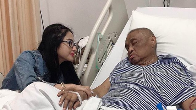 Dewi Perssik berduka karena ayahnya menghembuskan napas terakhir hari ini.