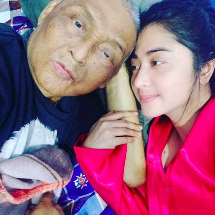 Dewi tampil polos tanpa makeup saat menjaga ayahnya. Bahkan dia tidur bersama sang ayah saat menjemputnya ke Jember, Jawa Timur untuk dibawa berobat ke Jakarta. (Foto: Instagram @dewiperssikreal)