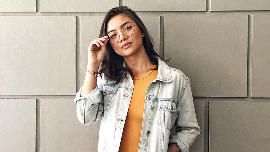 Bandingkan Bayi dengan Hewan, Angela Gilsha Dikutuk Netizen Angela Gilsha tuai kritik netizen usai mengunggah keluhannya soal tangisan bayi dalam pesawat.