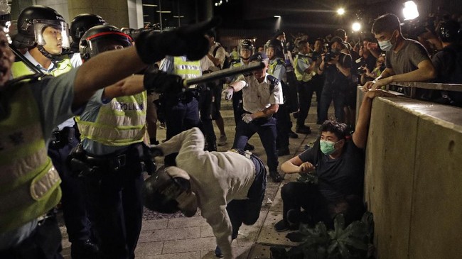 Massa pro-demokrasi Hong Kong kembali terlibat bentrokan dengan aparat kepolisian. Pihak kepolisian menembakkan gas air mata dan meriam air ke arah demonstran.
