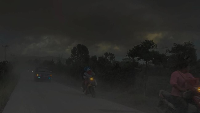 Erupsi Gunung Sinabung, yang kini masih berstatus Siaga I, menyebabkan 17 desa di Kecamatan Tiganderket gelap gulita karena tertutup abu vulkanik.