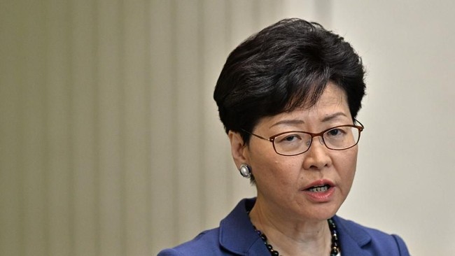 Kala sektor penerbangan terpukul akibat blokade pedemo, pemimpin Hong Kong, Carrie Lam, menyebut kekerasan semacam itu membawa kawasan tersebut dalam bahaya.