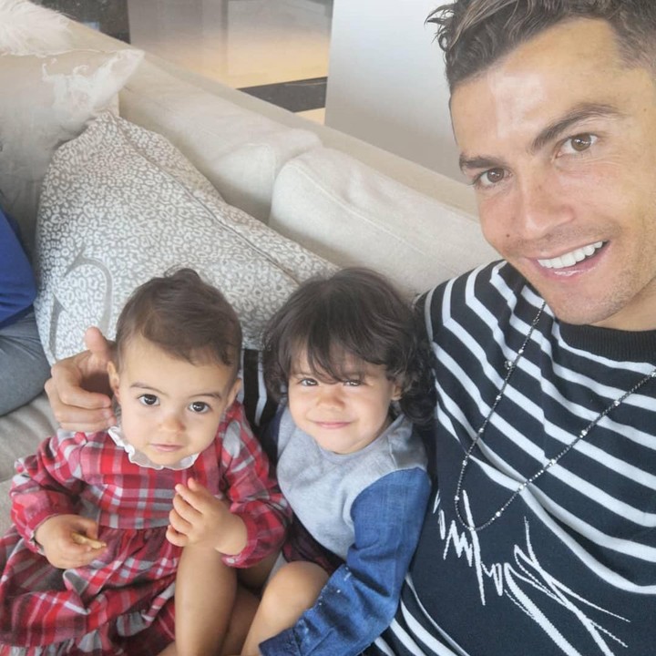 <p>Papa Cristiano <em>pose</em> dulu bareng dua gadis ciliknya. <em>Senyuuumm...</em> (Foto: Instagram @cristiano)</p>
