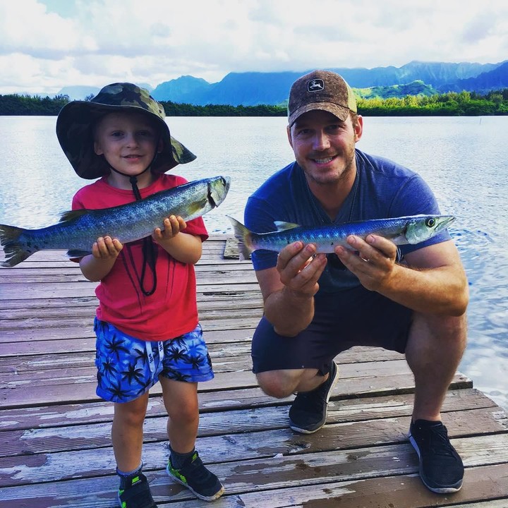 <p>Wah, Jack berani banget ya pegang ikan barracuda hidup-hidup. Apa yang dilakukan Jack bikin Ayah Chris bangga banget lho, Bun. (Foto: Instagram @aprattprattpratt)</p>