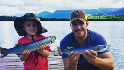 6 Potret Kedekatan Chris Pratt dan Putra Semata Wayangnya