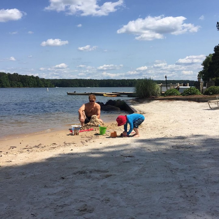 <p>Dari beberapa postingannya, Chris memang suka mengenalkan alam pada sang anak, termasuk keindahan pantai. Seru ya, Bun? (Foto: Instagram @annafaris)</p>