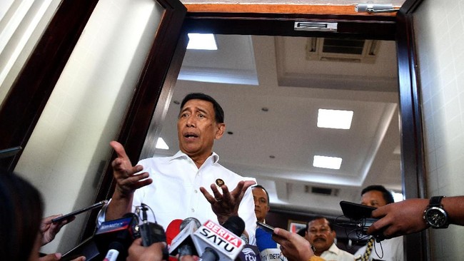 Menkopolhukam Wiranto mengaku tak ingin berandai-andai soal kesempatannya masuk di kabinet Jokowi jilid kedua dan meminta semua pihak menanti 'tanggal mainnya'.