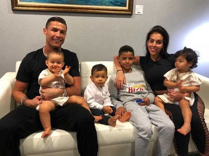 7 Potret Quality Time Cristiano Ronaldo Bersama Empat Anaknya