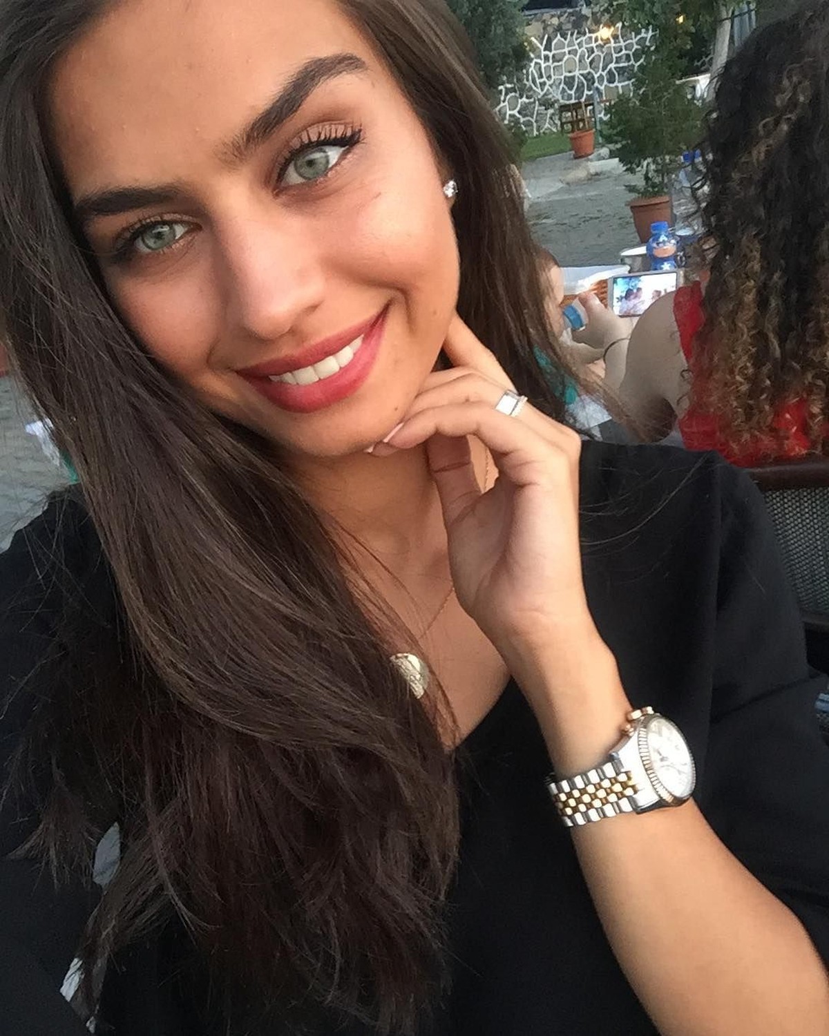 Pesepakbola Mesut Ozil resmi menikah dengan Miss Turki 2014&comma; Amine Gulse&comma; Jum'at &lpar;7&sol;6&rpar;&period; Berikut&comma;5 pesona sang Miss Turki yang berhasil menaklukkan hati Ozil&period;