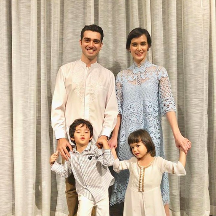 <p>Momen lebaran lalu, keluarga kecil mereka nampak kompak mengenakan <em>attire</em> berwarna putih dan biru. (Foto: Instagram @renata711)</p>