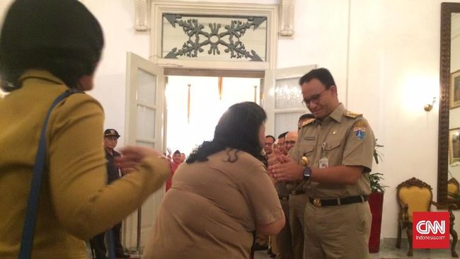 Anies Gelar Halalbihalal, Pasukan Oranye Hingga Hijau Antre Gubernur DKI Jakarta Anies Baswedan menggelar acara halal bihalal bersama para PNS di gedung Balai Kota, Jakarta, Senin (10/5).