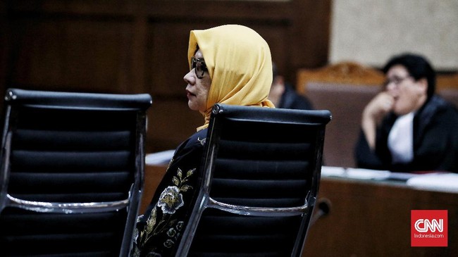 Kejaksaan Agung menunggu salinan resmi putusan terdakwa Karen Agustiawan terkait vonis hukuman delapan tahun penjara.