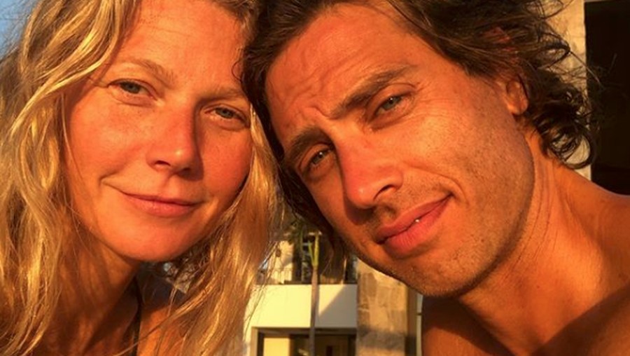 Gwyneth Paltrow bersama suaminya Brad Falchuk di instagram.