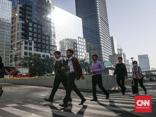 Aktifitas warga yang bekerja di kawasan Sudirman-Thamrin, Jakarta, Senin, 10 Juni 2019. Usai libur cuti bersama Idul Fitri pekan lalu, hari ini merupakan hari pertama bekerja kembali bagi pegawai swasta maupun Aparatur Sipil Negara (ASN). CNNIndonesi